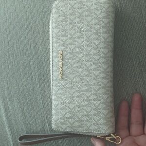 Michael kors jet set travel continental wristlet wallet vanilla color gold toned